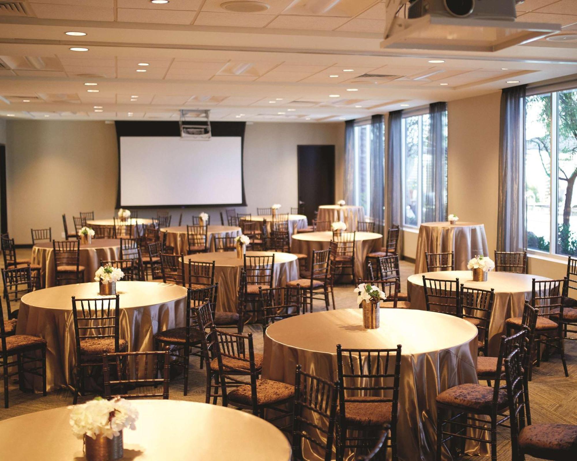 Hyatt Place Las Vegas At Silverton Village Экстерьер фото